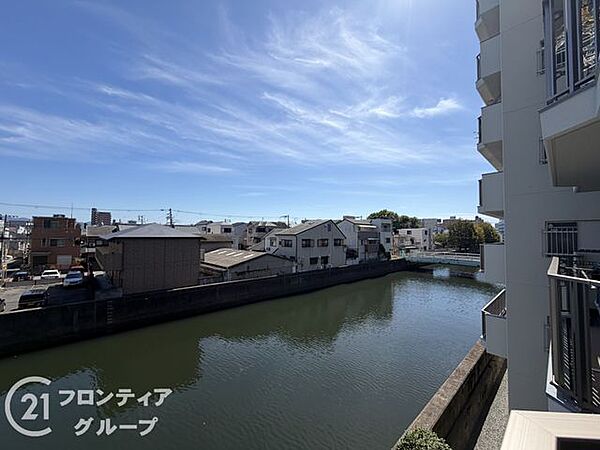 開放感のある眺望が魅力のお部屋です。前面に圧迫感が少なく、陽当たりや風通しも良好。季節の移ろいを感じながら、心地よい暮らしをお楽しみいただけます。