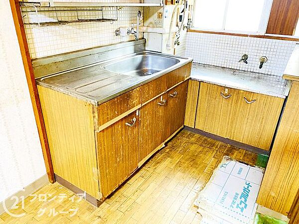 温かみのあるウッド調のデザインが、インテリアに美しく溶け込む素敵なキッチンですね！リビングを見渡せる開放的なつくりなので、家族との繋がりを感じながら楽しくお料理ができる特等席ですね！