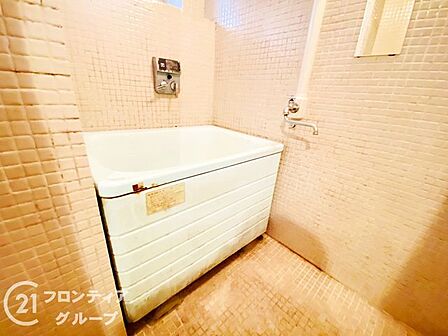 明るい色調で統一されたバスルームは、一日の疲れを優しく解きほぐす癒しの空間です。ゆったりとした浴槽に身を委ねれば、心身ともにリフレッシュできる穏やかな時間を過ごせます