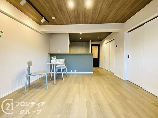 あたたかな木目のフローリングと明るい光が広がる開放的なリビングですね！家族みんなが自然と集まる心地よい空間が作れます