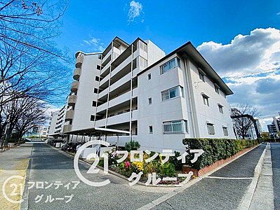 外観：シンプルで洗練されたマンション外観は、住む人のセンスを引き立て、落ち着いた雰囲気を提供します。都会的なデザインが魅力で、住む人に誇りを与える空間です