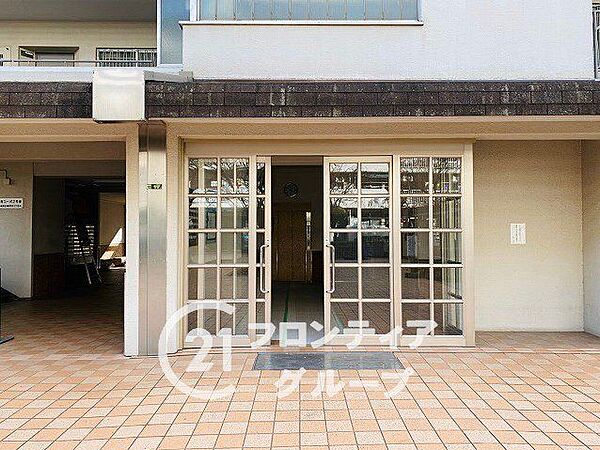 落ち着いた雰囲気のエントランスは、訪れる人に心安らぐ空間を提供し、温かく迎えてくれます！