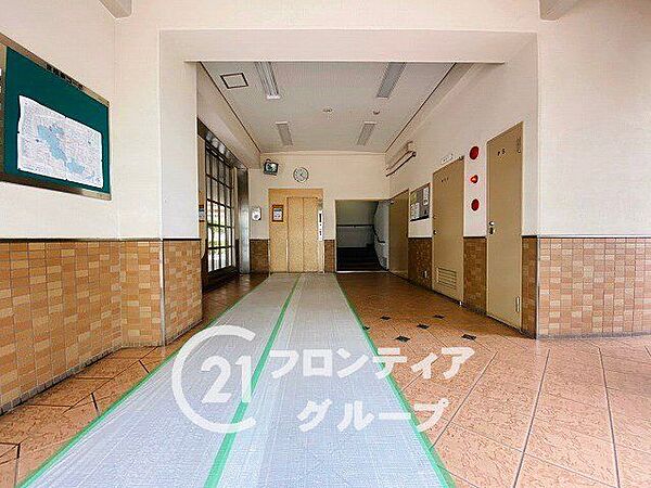 機能的なロビーで、住む人が快適に過ごせるよう配慮されています