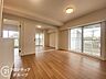 リビング/ダイニング：開放感あふれるリビング空間です。3方角住戸ならではの明るい光が差し込み、日当たり・通風良好です。レイアウトもしやすく、家具の配置やお部屋作りを存分に楽しんでいただけます。