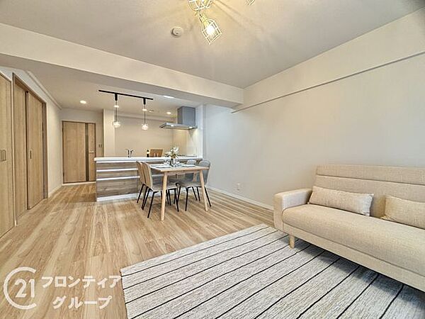 優しい木の温もりに包まれて、自然と家族が集まる温かな雰囲気が魅力ですね！ダウンライトの柔らかな光が、夜のくつろぎタイムをさらに贅沢なものにしてくれそうです