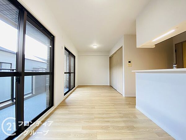 大きな窓から明るい光が差し込むリビングは、ご家族やゲストと穏やかな時間を共有する場所です。駅直結の利便性と静かな住環境が調和し、洗練された都心生活を日常のものにします