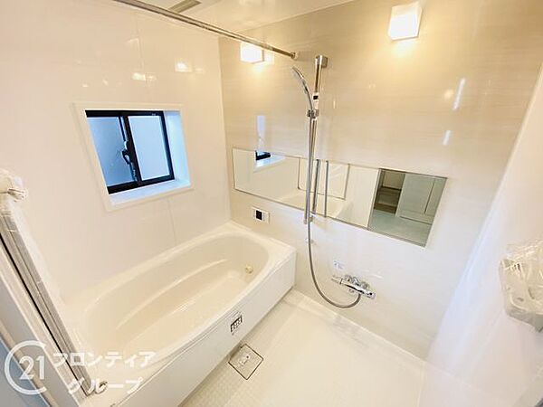ゆったりと足を伸ばせる浴槽で、心も体もリフレッシュできる贅沢な仕様です。換気や乾燥機能も備わっており、雨の日のお洗濯も安心ですね。機能性と心地よさが両立した、毎日の癒やしを支える大切な場所です