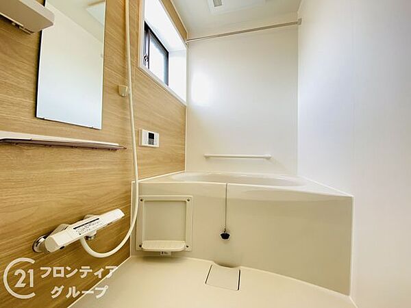 落ち着いた色合いは、心を穏やかにし、リラックスタイムをより豊かにする素敵な選択です。窓があるのでこまめに換気ができ、清潔感あふれるバスルームで快適な時間をお過ごしください。