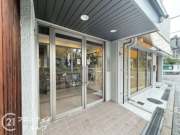 温かみのあるエントランスは、住む人を優しく迎え、訪れる人にも心地よい印象を与える魅力的な空間です！