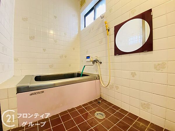窓から自然光が差し込む、明るく開放感のあるバスルームです　手入れが非常に行き届いており、清潔感のある空間で1日の疲れをゆったりと癒やすことができる快適なリラックススペースです