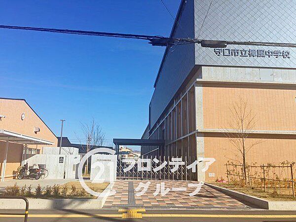 守口市立樟風中学校 徒歩3分。守口市立第二中学校と第四中学校の統合による新設中学校です。校舎は吹抜け、中庭を配置して自然の光や風が行き渡るように設計。吹奏楽部が活発で、コンサートやコンクールなども開…