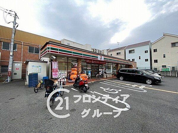 徒歩1分。セブンイレブン大阪東中浜8丁目店　徒歩5分。 80m