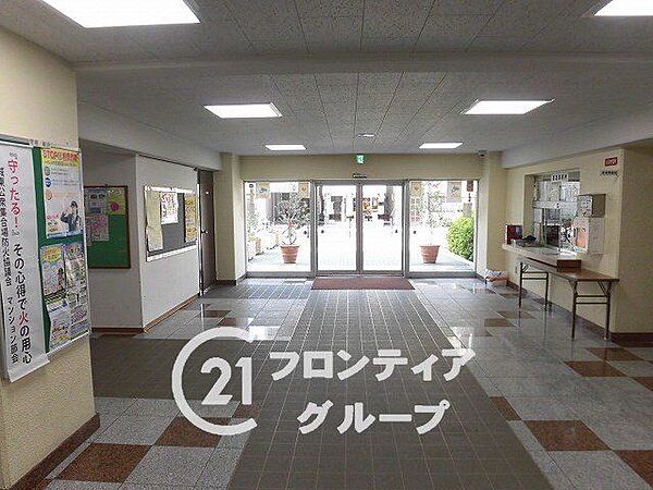 明るく広々としたロビーに足を踏み入れると、贅沢なホスピタリティに包まれて心が安らぎますね！上質な時間が流れる洗練された空間で、住まうことのステータスを日々実感できるような素敵な共用スペースですね！
