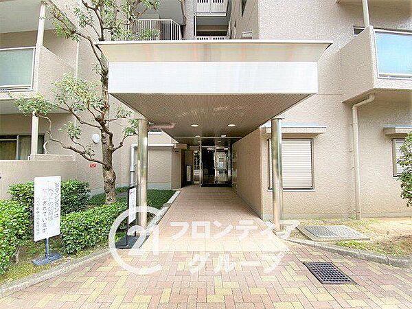 毎日通る場所だからこそ、明るく開放感のある雰囲気が嬉しいですね！四季折々の自然を感じられる植栽とモダンな意匠が融合した空間は、家族やゲストを温かく包み込んでくれるような安心感がありますね！