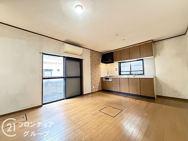 朝の目覚めが楽しみになりそうな、採光の良さが自慢の空間ですね！自分だけのプライベートな時間も大切にできる、落ち着いた雰囲気のインテリアが似合いますね！