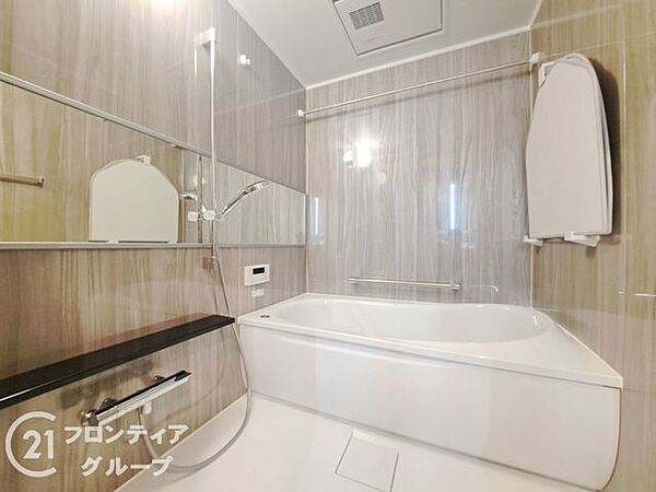 【バス】一日の疲れを解き放つバスルームは、清潔感のある落ち着いた空間に仕上げました。マンションならではの充実した共用施設と共に、心身ともにリラックスできるプライベートな時間をご提供