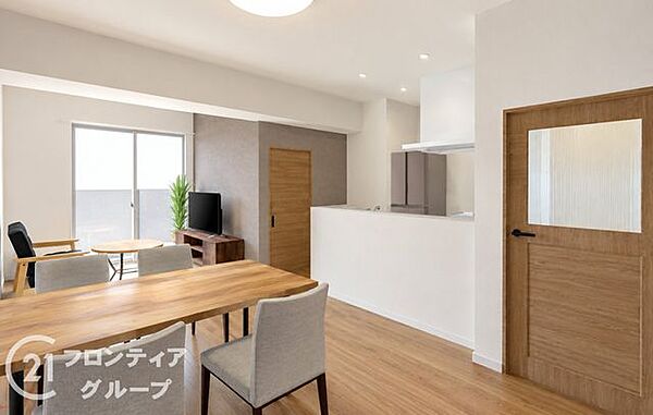 【リフォーム後家具入れイメージパース】家族全員が集まってもゆったりと寛げる広々としたリビングですね！ダウンライトが優しく照らす室内は、夜には落ち着いた大人の雰囲気に包まれて、上質な団らんのひとときを