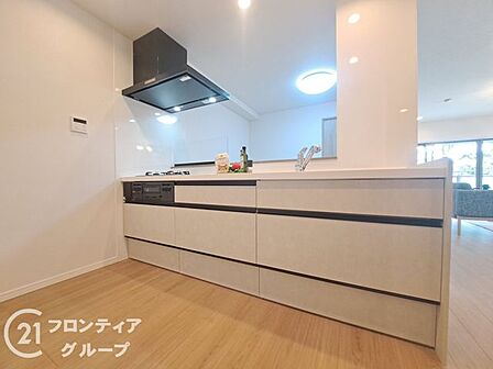 【キッチン】上質感溢れるホワイトを基調としたキッチンは日々の料理を特別な時間へと変えてくれます。機能的な収納も充実しており、ホテルライクな暮らしを叶えます