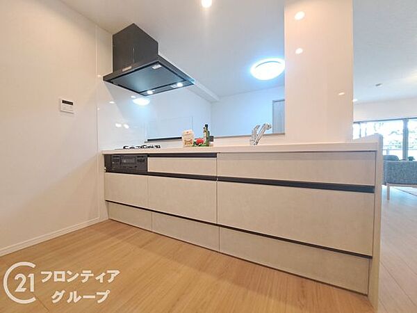 【キッチン】上質感溢れるホワイトを基調としたキッチンは日々の料理を特別な時間へと変えてくれます。機能的な収納も充実しており、ホテルライクな暮らしを叶えます