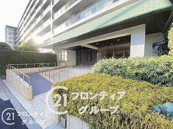 植栽の緑に包まれたアプローチは、都会の喧騒を忘れさせてくれる安らぎの空間です。落ち着きのある色調で統一されたエントランスが住む人を優しく迎え入れ、日常をランクアップさせる上質な空間が広がっています
