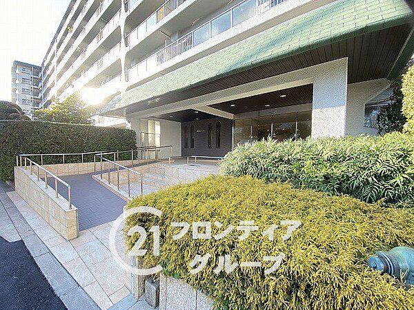 植栽の緑に包まれたアプローチは、都会の喧騒を忘れさせてくれる安らぎの空間です。落ち着きのある色調で統一されたエントランスが住む人を優しく迎え入れ、日常をランクアップさせる上質な空間が広がっています