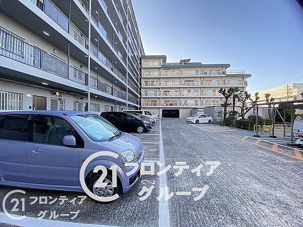 敷地内駐車場を完備しております。空き状況や利用条件につきましてはお気軽にお問い合わせください。