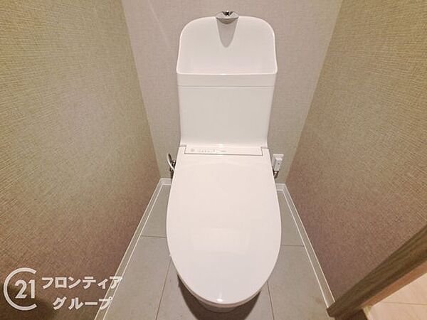 【トイレ】清潔感のある落ち着いた雰囲気のトイレ。毎日気持ちよくご利用いただける快適な空間となっています。