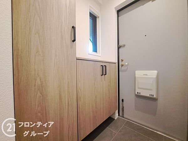 【玄関】ご家族や来客を気持ちよく迎えられる、明るく清潔感のある空間です。