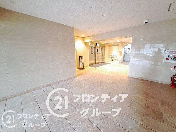 まるで高級ホテルのラウンジを思わせるロビーは、ゆったりとした時間が流れる静謐な場所です。柔らかな照明が心地よい空間を演出し、待ち合わせやちょっとした休憩の時間も贅沢に彩ってくれる工夫が施されています