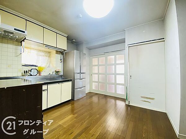 機能美が光るシステムキッチンと木の温もりに満ちた優雅なリビングの共演！ステータスを感じさせる洗練された内装が、住まう人の誇りを満たします。洗練された都市生活を象徴する、まさにプレミアムな居住空間！