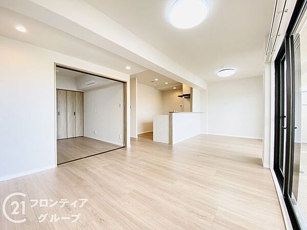 窓から豊かな光が降り注ぐリビングは、開放感あふれる心地よい時間が流れる場所です。洗練されたインテリアが映える広々とした空間で、家族や大切な友人たちと穏やかなひとときを共有してください