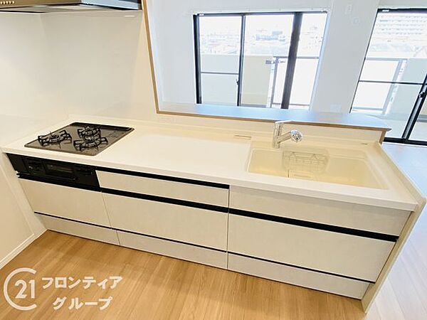 白を基調とした清潔感あふれるキッチンは、広々としたワークトップで料理の時間がもっと楽しくなります。機能性と美しさを兼ね備えた最新の設備が整っており、家族との会話も弾む心地よい空間です