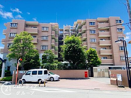 洗練されたデザインが目を引く外観は、住まう人の誇りを満たしてくれます。都会の空に映えるスタイリッシュなフォルムが、上質な暮らしの始まりを予感させる美しい佇まいとなっております