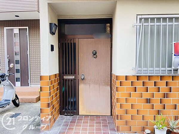 玄関を開けるたびに、我が家ならではの安心感に包まれる空間ですね！シンプルながらも清潔感があり、お好みのインテリアを飾ることでさらに素敵な雰囲気に。家族の笑顔が自然と増えるような明るい玄関ですね！