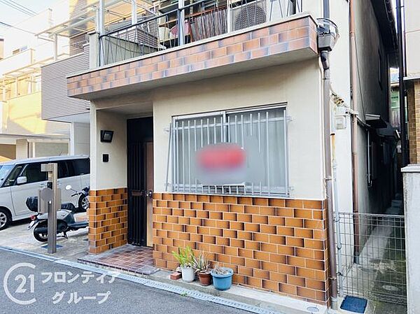 どこか懐かしくも温かい雰囲気を感じる外観デザインですね！広いバルコニーには屋根が付いているので、急な雨の日でも洗濯物を干したままにできる安心感があります。新しい暮らしが楽しみになる佇まいですね！