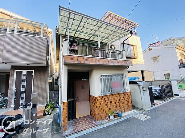 日差しを遮る大きな屋根付きバルコニーと、こだわりを感じるタイル張りが目を引く外観！日当たりも良好で、毎日を明るい気持ちで過ごせそうな開放感あふれる佇まいです。自分好みに手を入れるワクワク感も満載！