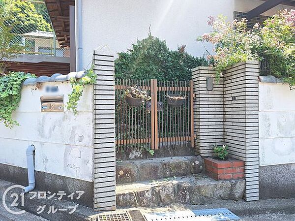 門扉があるので防犯にも役立ちます風格ある玄関で、住む人に安心感と心地よさを与えます