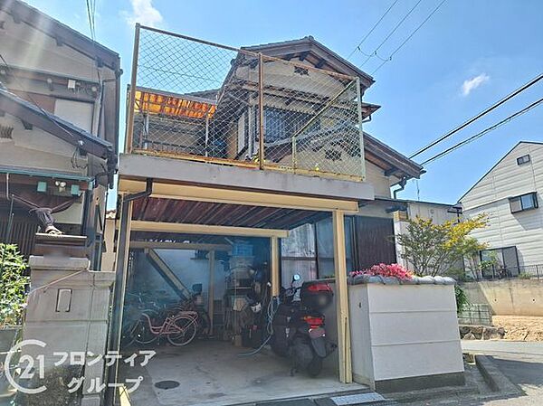 青空に映える明るい外観が素敵ですね！ガレージ奥には収納スペースもあり 趣味の道具もすっきり片付きます 自分好みのリノベーションで さらに理想の住まいへと進化させる楽しみも広がりそうですね！