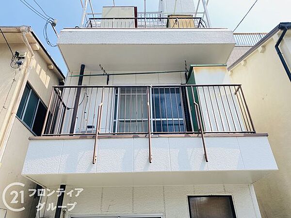 お洗濯はもちろん、家庭菜園など多彩に使えるルーフバルコニー付きです！