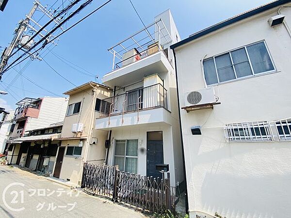 小・中学校まで徒歩5分圏内でお子様の登下校も安心の距離