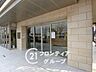 エントランス：広々としたデザインで、開放感を感じさせます。