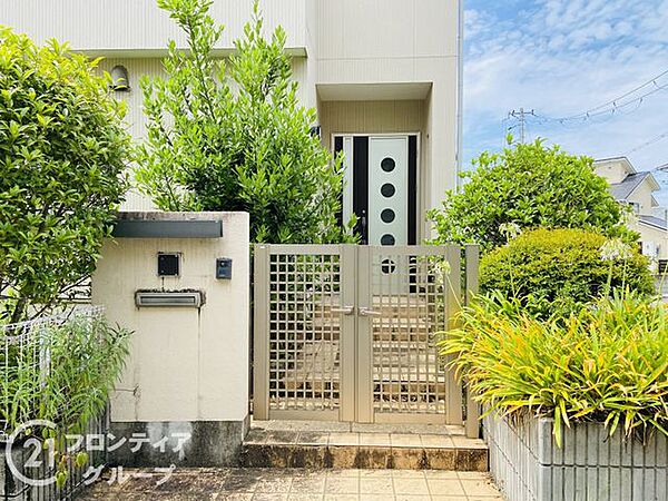豊かな植栽に守られた、プライベート感溢れる趣のある玄関アプローチ！家に入る前から心が解きほぐされるような、緑の潤いと静寂に包まれた、家族の思い出を刻むのにふさわしいお出迎えの顔です！