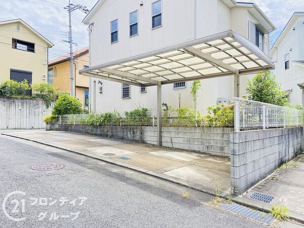 ゆとりあるカースペースには屋根付きのカーポートが設置されており、大切なお車を雨風から守ります。お車だけでなくバイクや自転車も余裕を持って置ける広さがあり、アクティブな生活を支えてくれます