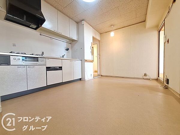 暖かな色合いのリビングは、家族が自然と集まりたくなる心地よい空間です。洗練されたインテリアが映えるシンプルなデザインで、大切な方との時間を心穏やかに過ごすことができます