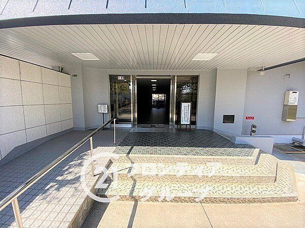 ホテルのような気品に満ちたエントランスが住む方や訪れる方を優雅に迎え入れます。細部にまでこだわり抜かれた上質な素材感が、日々の暮らしにさらなるステータスと安心感を与えてくれます
