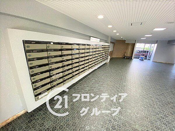 広々としたロビーは落ち着いた照明が灯り、心地よい静寂に包まれています。外出先から戻った際にふっと肩の力が抜けるような、安らぎに満ちた空間が日々の疲れを優しく癒やしてくれます