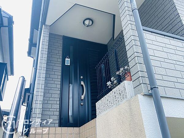 シックな黒のドアが印象的な玄関は、住まいの顔として上質な雰囲気を演出します。照明も設置されているため、夜間の帰宅時も足元が明るく安心です