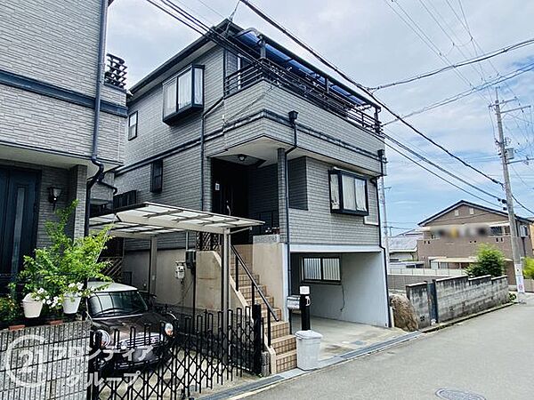 青空に映えるスタイリッシュな3階建てのデザイン！毎日の帰宅が楽しみになる、手入れの行き届いた清潔感あふれる外観！