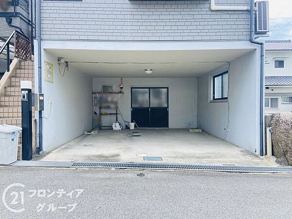 大切なお車を雨風から守ることができるビルトインタイプの駐車場です。建物内にあるため、雨の日でも濡れることなく荷物の出し入れができる利便性があります