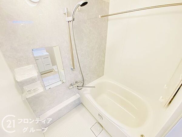 一日の疲れを優しく解きほぐす清潔感あふれるバスルームです。広々とした浴槽にゆったりと身を委ねれば、都会の喧騒を忘れて心身ともにリフレッシュできる極上のリラックスタイムが叶います